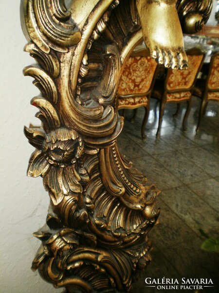 Kézi faragású arany színű, angyal figurával és egyéb motívumokkal díszített barokk stílusú tükör