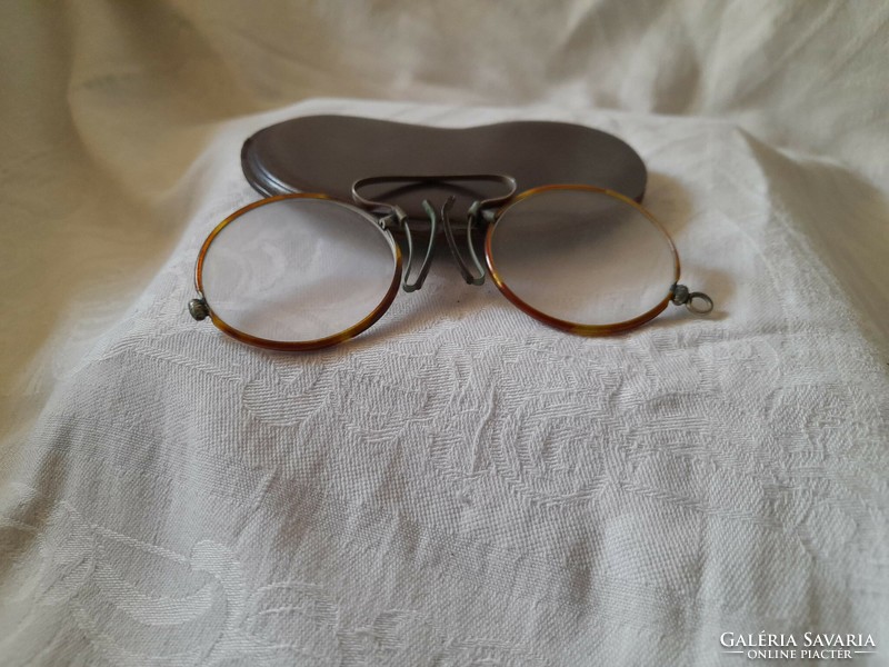Eredeti állapotú antik szemüveg, cvikker bőr tokban