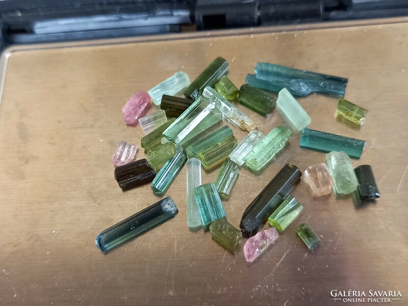 Raw tourmaline indigolite, paraiba and rubellite verdelite gemstone package from Nigeria total: 17 carats!