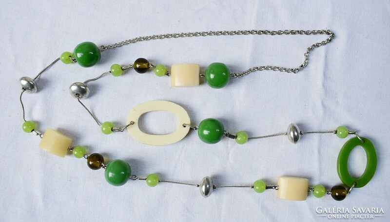 Régi nyaklánc retro bizsu 100 cm zöld , fehér műanyag és fém gyöngyökkel ékszer