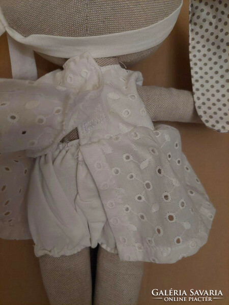 Új, kézműves nyúl baba természetes anyagokból, fehér ruhában  (Akár INGYENES szállítással)