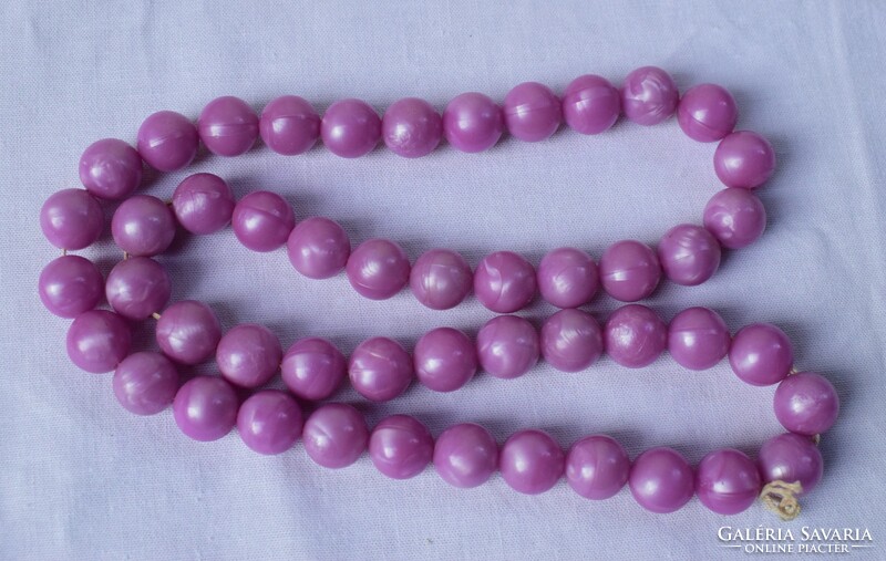 Régi nyaklánc retro bizsu 69 cm lila műanyag gyöngyökkel ékszer