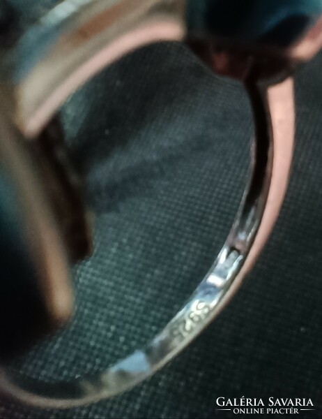 Jelzett ezüst gyűrű szintetikus opàllal, cirkóniàval kb.16 mm.