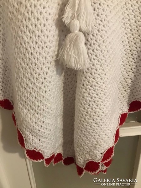 Hand-crocheted burda poncho for 8-10-year-old girls. In completely new condition. Length: 65 cm