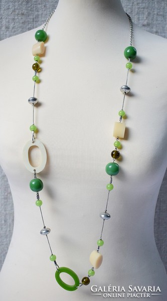 Régi nyaklánc retro bizsu 100 cm zöld , fehér műanyag és fém gyöngyökkel ékszer