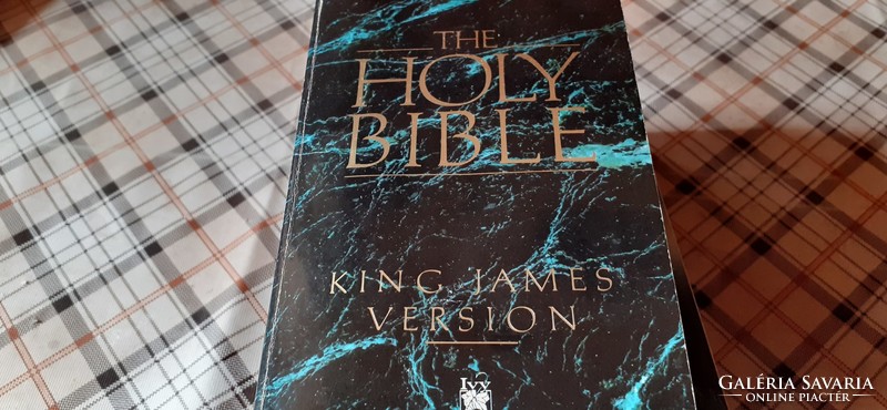 2 db angol nyelvű Holy Bible