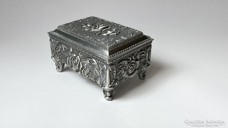 Jewelry box - with rose motifs, square