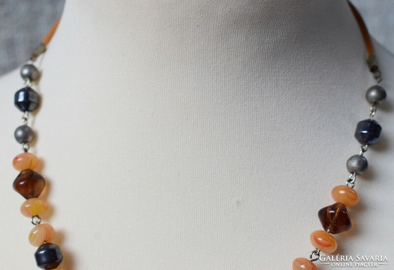 Régi nyaklánc retro bizsu 44 cm ásvány , féldrágakő gyöngyökkel fém , bőr ékszer