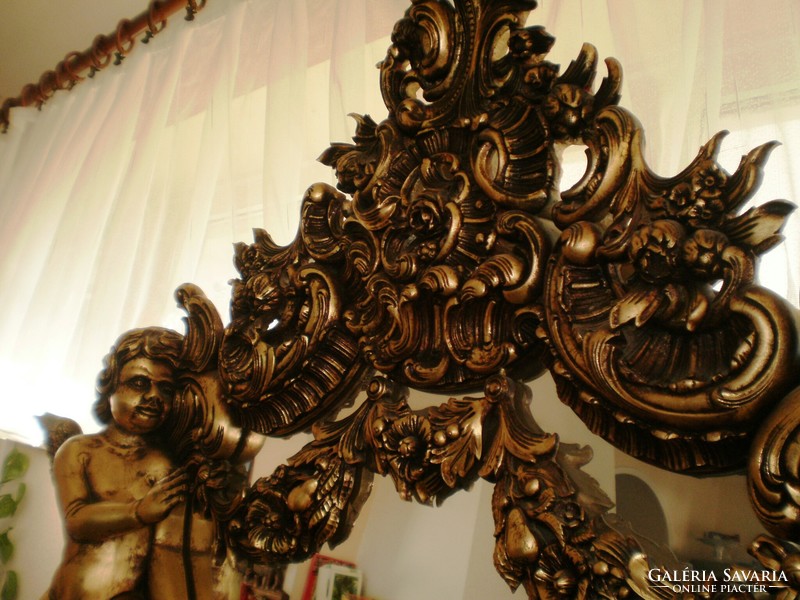 Kézi faragású arany színű, angyal figurával és egyéb motívumokkal díszített barokk stílusú tükör
