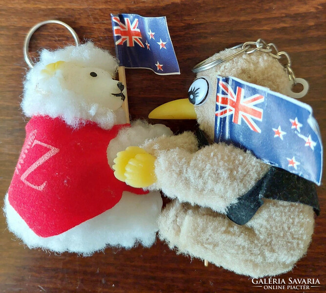 Kiwi and lamb figurine, clapping keychain, new,