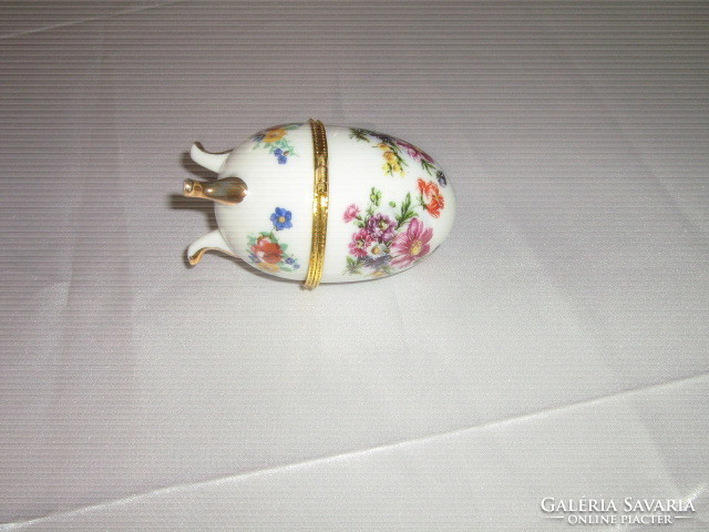 Porcelain jewelry holder with gold-colored metal lock and flower