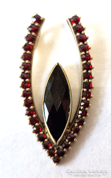Garnet pendant, look motif