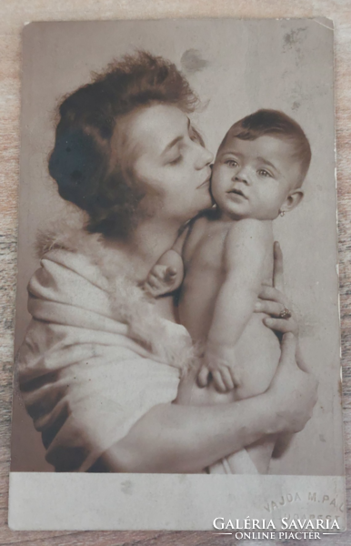 Régi vintage  "Anyai szeretet "  fekete-fehér képeslap fotó﻿﻿ Vajda M. Pál  műterme cca.1920.