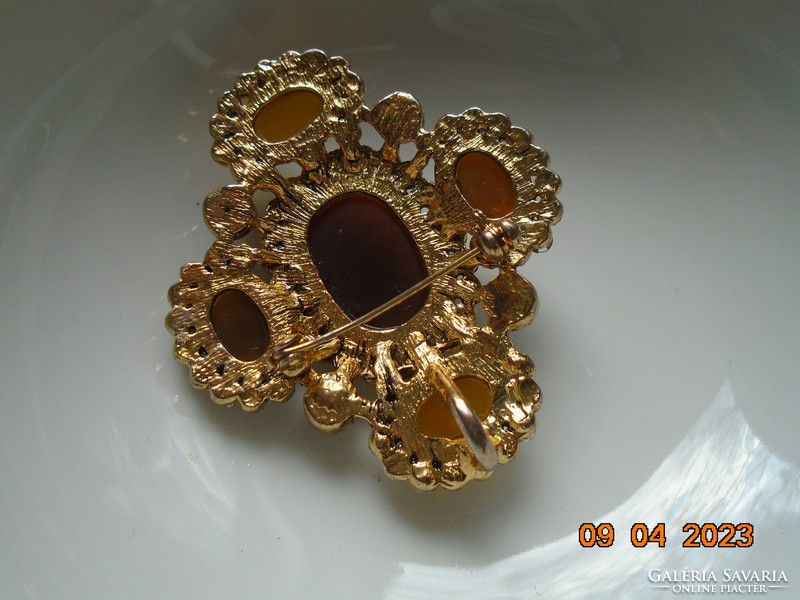 Antik látványos borostyán színű kövekkel texturált aranyozott bross medál