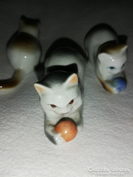Zsolnay Sinkó cicák labdával, különböző festéssel