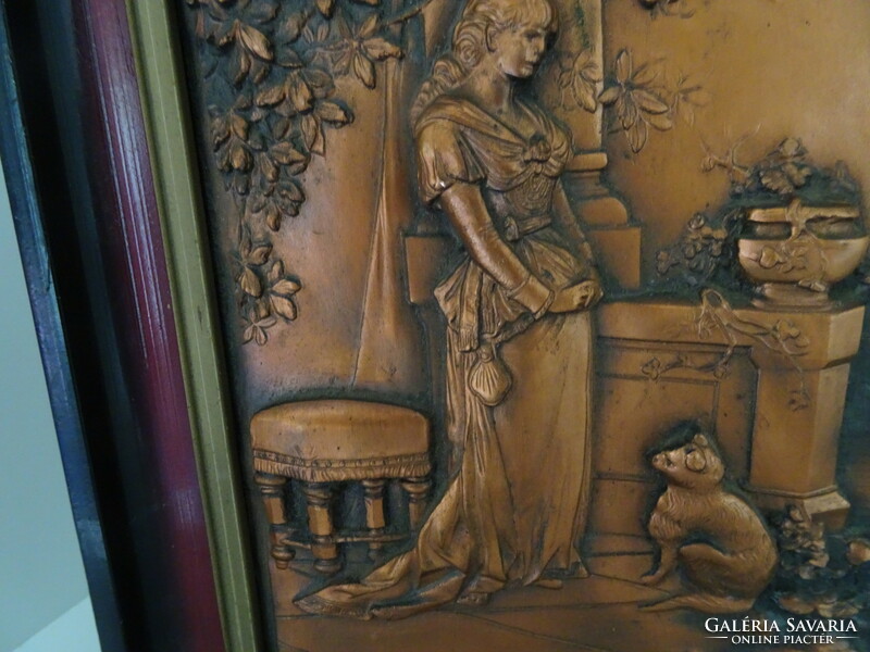 Hölgy cicájával bronz falikép szép keretben.