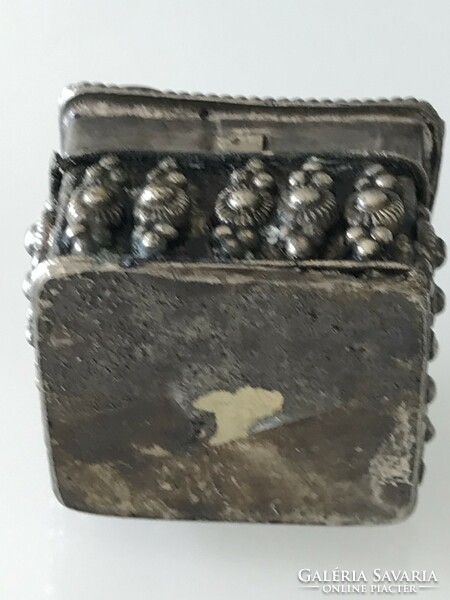 Karneol kövekkel díszített kézműves ékszeres dobozka, 4 x4x3 cm