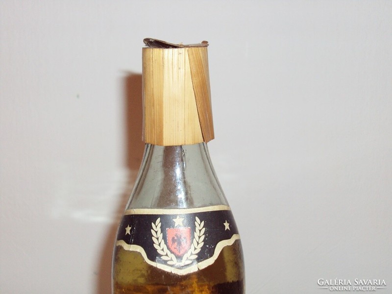 Retro üveg palack - Albán konyak Gjergj Kastrioti Skenderbeu Konjak Albania bontatlan 1970-es évekbő