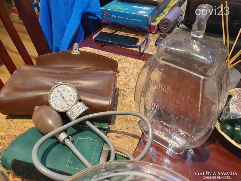Retro orvosi eszközök testnedvekhez, vérnyomásmérő, beöntőpalack, kacsa, mellszívó, üveg bili