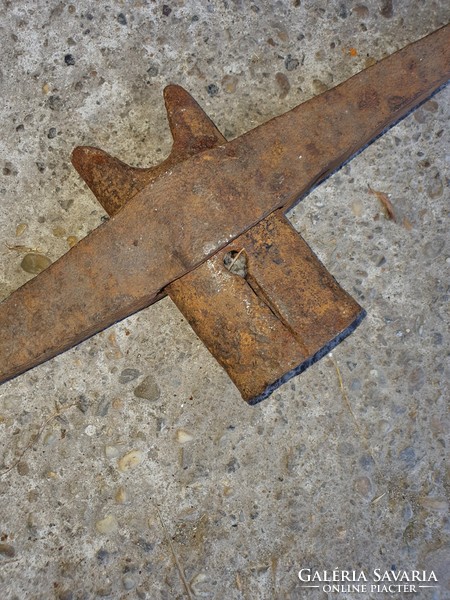 A pointed pickaxe