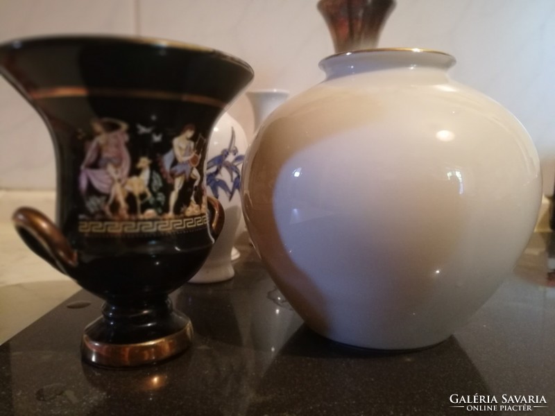 Kisebb porcelán és kerámia vázák