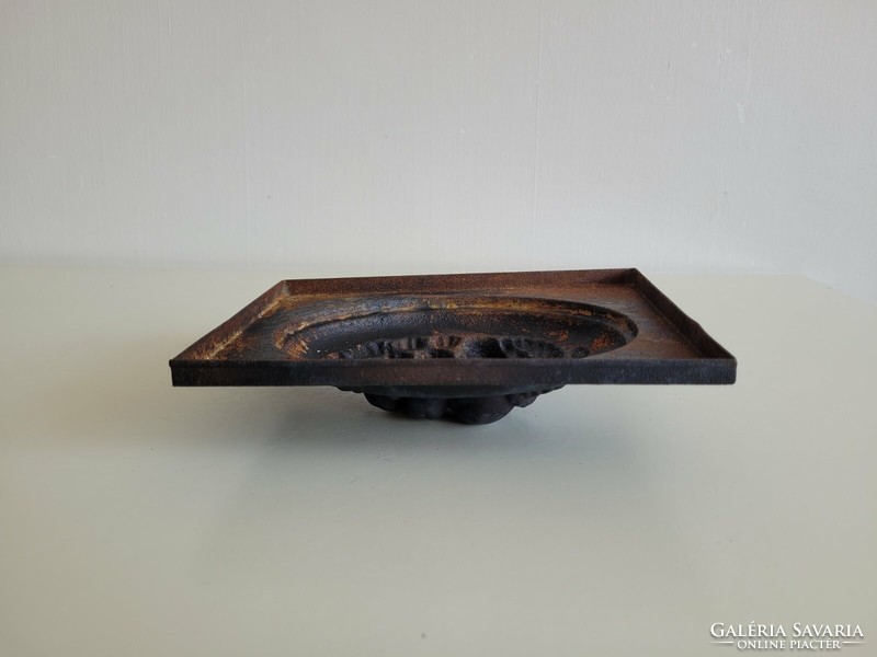 Old confectioner's tool, antique chocolate mold, iron plate, fruit pattern baking dish