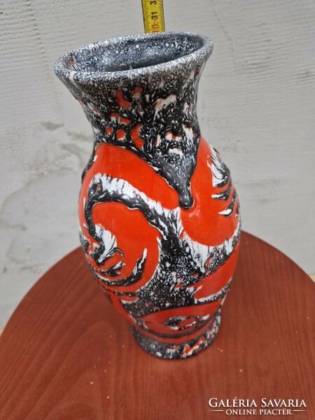 Retro Iparművészeti kerámia váza piros alapon szürkés fehéres minta