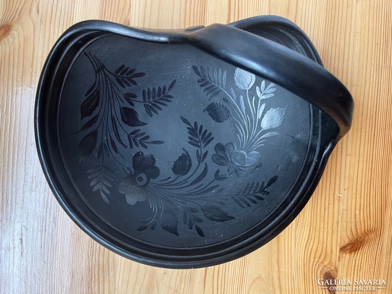 A special black irregular reed yard ceramic bowl with a handle