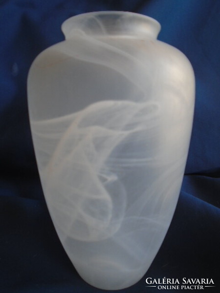 Kosta Ulrika Heidmann igen különleges technológiával készült váza vitrin állapotban 21 cm magas
