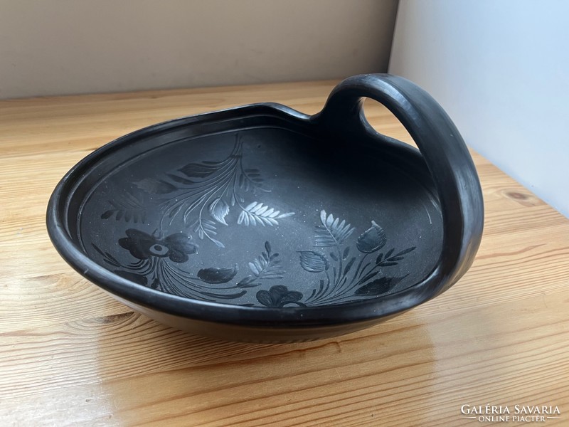 A special black irregular reed yard ceramic bowl with a handle