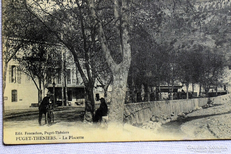 Antik francia fotó képeslap  Puget-Théniers  Főtere   kerékpáros ~1910