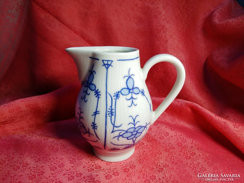 Porcelain cream pourer with Immortelle pattern