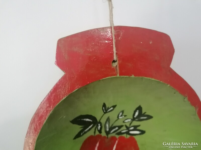 Régi kisméretű fa teknő, piros paprika díszítéssel