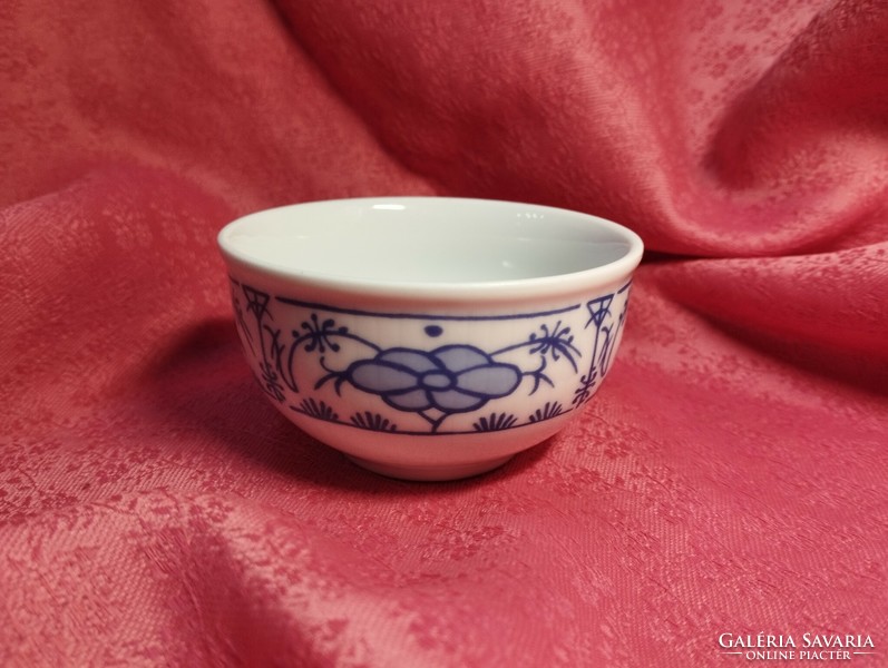 Porcelain table accessory with Immortelle pattern