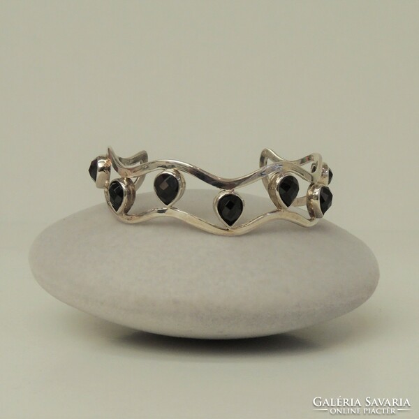 Wavy silver bracelet, inlaid with black drop-shaped polished stones, hallmarked