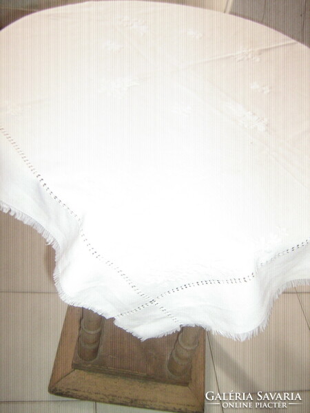 Csodaszép fehérrel hímzett azsúros rojtos szélű kalocsai terítő