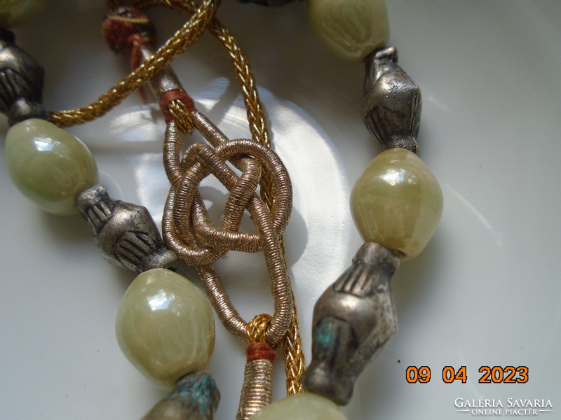 Érdekes nyakék kelta csomó,aranyszálas fűzővel,halvány zöld opál üveg és figurális ezüst gyöngyökből