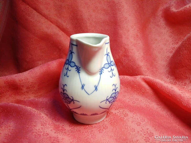 Porcelain cream pourer with Immortelle pattern