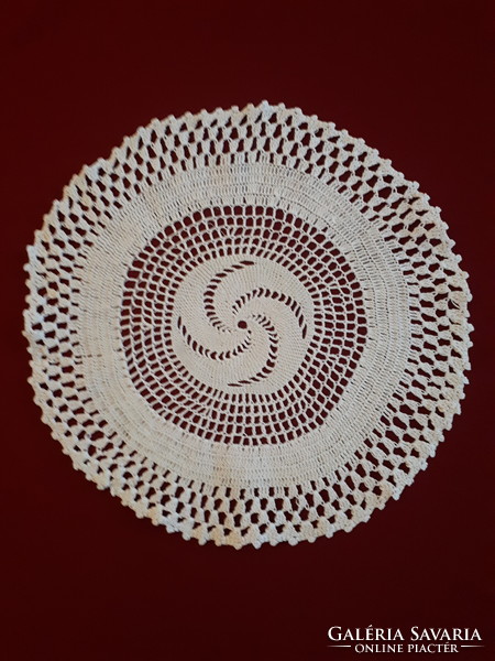 Medium-sized round lace tablecloth