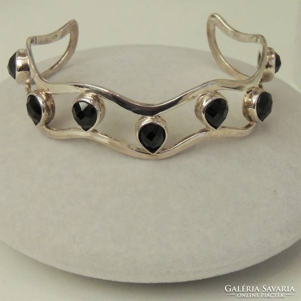 Wavy silver bracelet, inlaid with black drop-shaped polished stones, hallmarked