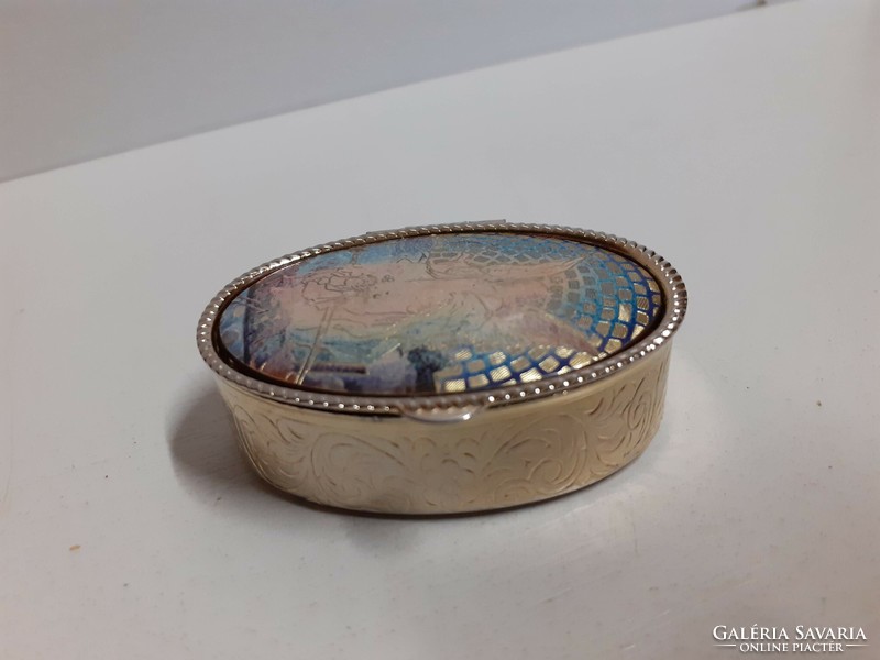 Régi ezüst színű cizellált kis szelence dobozka tetején porcelán betéttel
