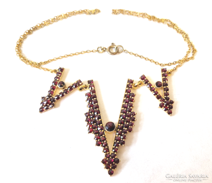 Garnet collie necklace, triangular shape