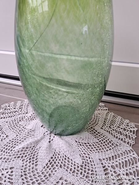 Retro ritka zöld színű  váza 31 cm repesztett Gyönyörű  Fátyolüveg fátyol karcagi berekfürdői üveg