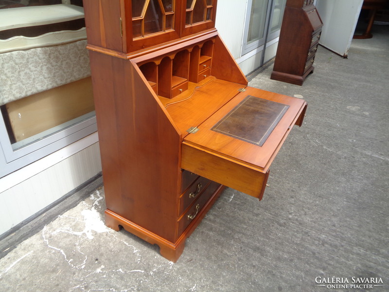 Heldense display cabinet with leather insert