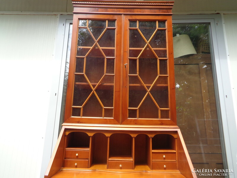 Heldense display cabinet with leather insert