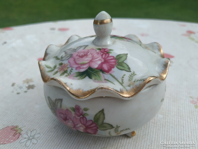 Antik Versailles-i porcelán bonbonier rózsa mintával, fodros szélű tetővel eladó!