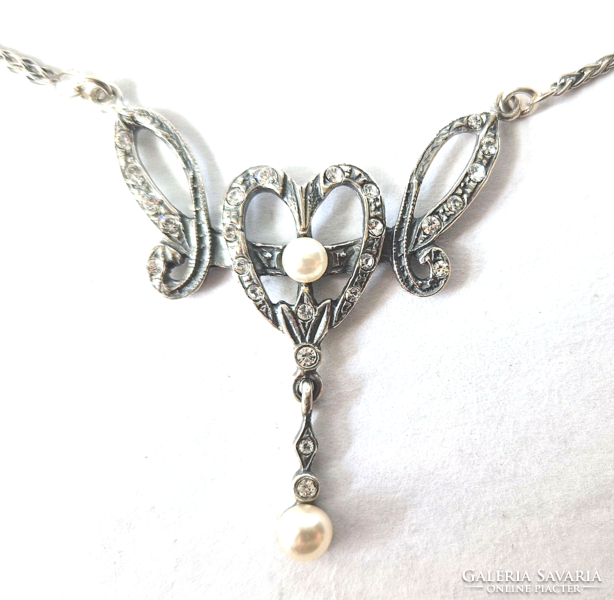 Necklace with a pearl in the shape of a heart pendant