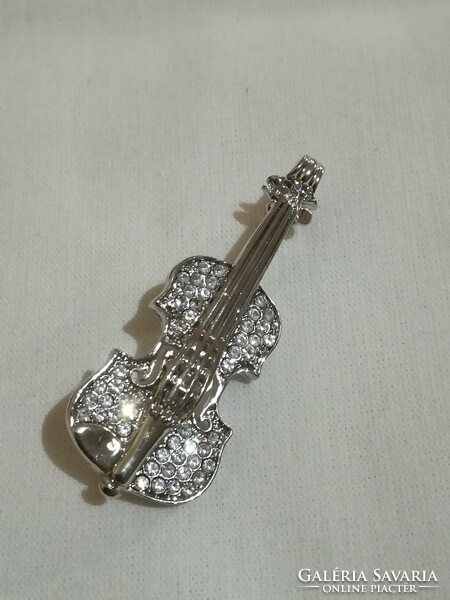 Sparkling violin brooch.