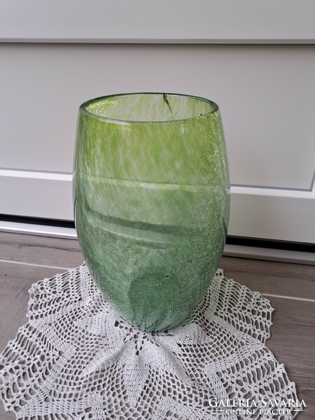 Retro ritka zöld színű  váza 31 cm repesztett Gyönyörű  Fátyolüveg fátyol karcagi berekfürdői üveg