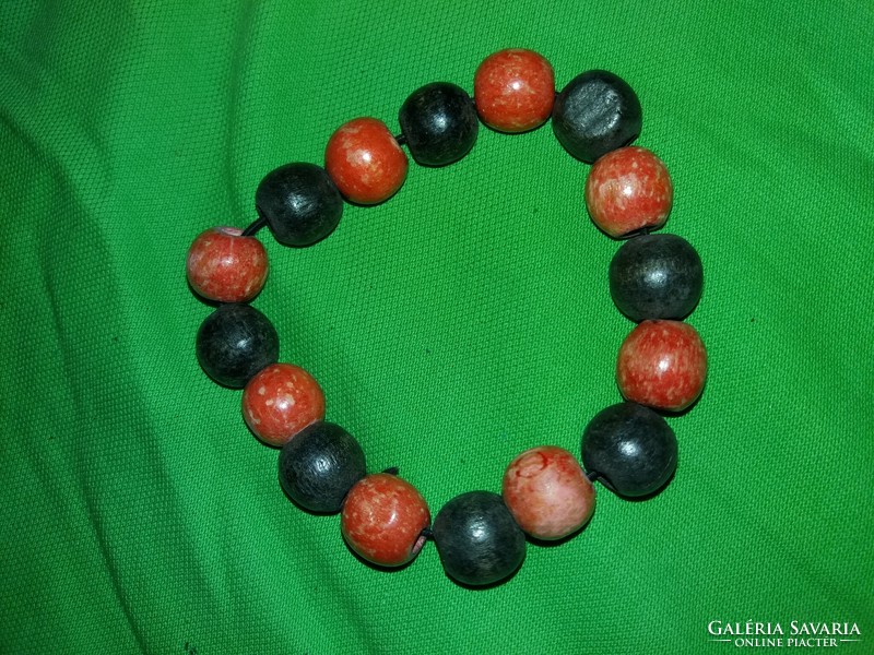 Retro wooden ball rubberized bracelet as shown in the pictures